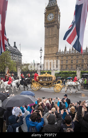 La place du parlement, Londres, Royaume-Uni. 18 mai, 2016. Escorté par la cavalerie de famille, le cortège royal passe Elizabeth Tower que la Reine fait son Banque D'Images