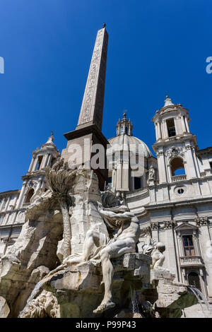 Piazza Navona Square, la fontaine des 4 rivières de Bernini et l'obélisque égyptien devant l'église Saint Agnese de Borromini. Rome, Italie, Europe, UE. Banque D'Images
