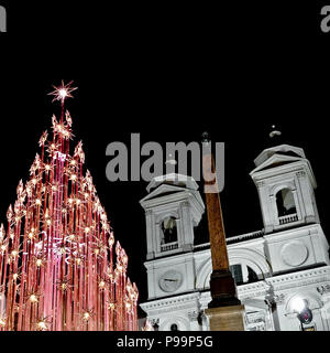 Rome Noël LED lumières arbre, à la place d'Espagne, Trinità dei Monti, Piazza di Spagna la nuit. Italie, Europe, Union européenne. Noël Banque D'Images