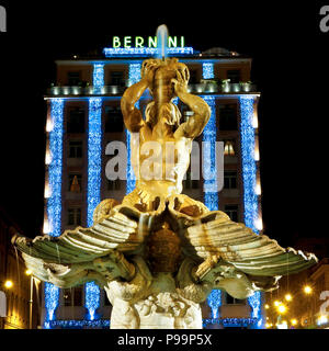 La place Barberini à Noël. Fontaine du Triton de Gian Lorenzo Bernini, Bernini, hôtel de luxe 5 étoiles de l'extérieur. Noël Rome, Italie, la nuit de l'UE Banque D'Images