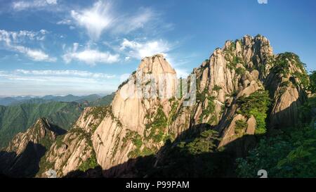 Pic de Lotus très tôt le matin dans la célèbre Huangshan (« montagnes jaunes »), Anhui, Chine. Téléphérique de Yuping visible en bas. Banque D'Images