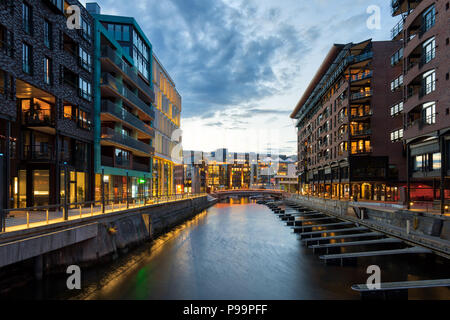 Aker Brygge en centre-ville de Oslo, Norvège à l'heure bleue. Banque D'Images