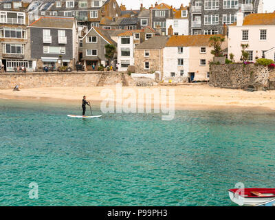 ST Ives, Angleterre - le 19 juin : Un homme paddle dans le port de St Ives en Cornouailles, Royaume-Uni. À St Ives, Cornwall, Angleterre. Le 19 juin 2018. Banque D'Images