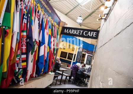 Un mur plein de drapeaux internationaux suspendus à un stand au marché Guildhall près de la cate en site du patrimoine mondial de l'Bath, Royaume-Uni Banque D'Images