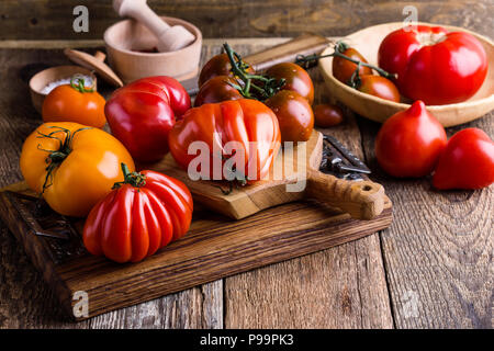 Maison colofrul bio frais table rustique en bois sur les tomates Banque D'Images