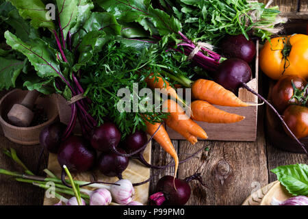 Les légumes biologiques frais colofrul sur table rustique en bois, harvest still life Banque D'Images