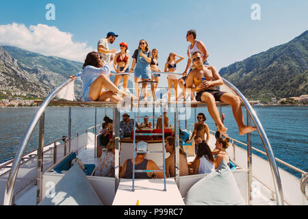 Les jeunes fêtards de boire sur un bateau dans Kotor, Monténégro - une partie de plus en plus populaire destination Banque D'Images