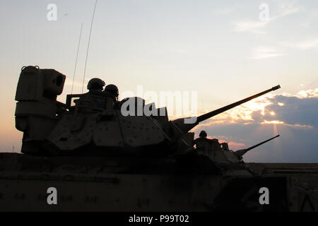 Un équipage de véhicule de combat Bradley attend de récupérer les soldats affectés à la société B, 2e Bataillon, 5e régiment de cavalerie, 1st Armored Brigade Combat Team, 1re Division de cavalerie au cours de Bradley et réservoir à Smarden formation Domaine de formation, la Roumanie, le 5 juillet 2018. Les soldats sont déployés à l'appui de la résolution de l'Atlantique, un exercice d'entraînement durables entre l'OTAN et des forces américaines. Banque D'Images