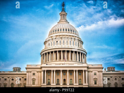 WASHINGTON, D.C.,-- (3 juillet 2018)-- l'Acteur et producteur John Stamos hôtes comme l'enregistrement national artistes jouent au 2018 un quatrième Capitol Capitole à répétitions, à l'Ouest sur la pelouse le 3 juillet 2018 à Washington, DC. Diffusée en direct sur la chaîne PBS pour l'ouest de la capitale américaine de la Pelouse, cette fois-honoré 38 ans lieux participants et spectateurs, la tradition et l'avant centre pour plus d'anniversaire célébrer 242 ans d'indépendance. (Département de la Défense photos par Reese Brown) Banque D'Images