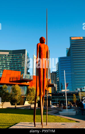 PERTH, AUSTRALIE - 11 juillet 2018 : Yagan Square et la statue de 9 mètres Wirin créé par Tjyllyungoo - Lance Chadd Banque D'Images
