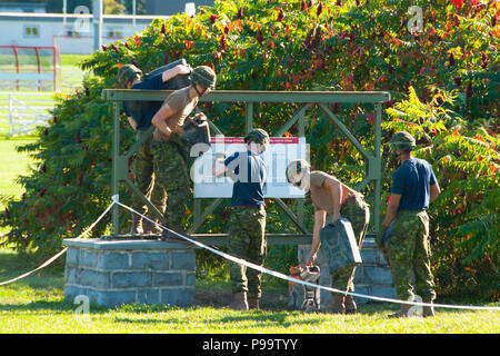 KINGSTON, CANADA - Le 20 septembre 2015 : formation des cadets dans une course d'obstacles dans le Collège Militaire Royal Banque D'Images