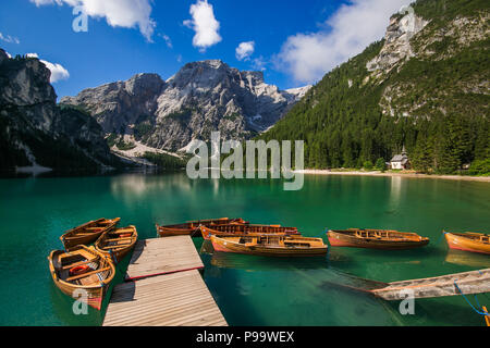 Endroit romantique spectaculaire avec des bateaux en bois typiques sur l'alpine lake, lac de Braies, Dolomites Tyrol du Sud, Italie, Europe, Banque D'Images