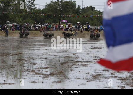 La Thaïlande. 15 juillet, 2018. La concurrence sur les jockeys Chonburi buffalo festival annuel de la course dans la province de Chonburi, à l'est de Bangkok le 15 juillet 2018. Chaiwat Subprasom Crédit :/Pacific Press/Alamy Live News Banque D'Images