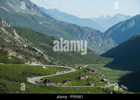 Col du Saint-Gothard, Passo del S. Gottardo,Gotthardpass, Suisse. Juin 2018 à l'égard du nord et l'Hospental Unseren ou Vallée d'Urseren et et Banque D'Images