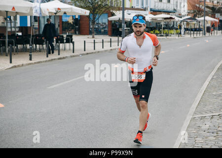 Le Portugal, Setubal, le 8 avril 2018 : compétitions de triathlon. Le triathlonist participe à la compétition. Stade de la course Banque D'Images