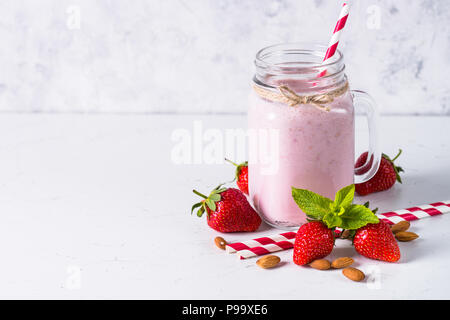 Smoothie fraise banane milk-shake ou en pot Mason. Le régime alimentaire des aliments biologiques. Banque D'Images