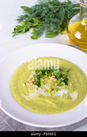 Soupe crème de courgettes aux herbes et pignons de pin. Alimentation nourriture, plat sans viande. Banque D'Images