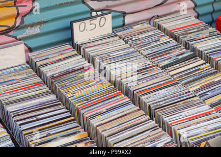 Utilisé pour la vente des CD au marché aux puces Banque D'Images