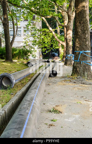 Tuyau d'eau dans un chantier de construction au milieu de la rue Banque D'Images