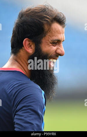 L'Angleterre Moeen Ali lors d'une session à Headingley Carnegie filets, Leeds. Banque D'Images