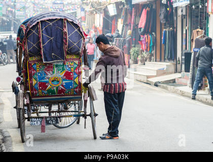 L'homme népalais son rickshaw colorés nettoyage dans Thamel, Katmandou, Népal Banque D'Images