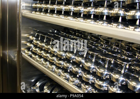 Pile de nettoyer l'acier inoxydable métal incassable verres à kithchen des navires de croisière. Emploi saisonnier à l'oceanic de croisière. Banque D'Images