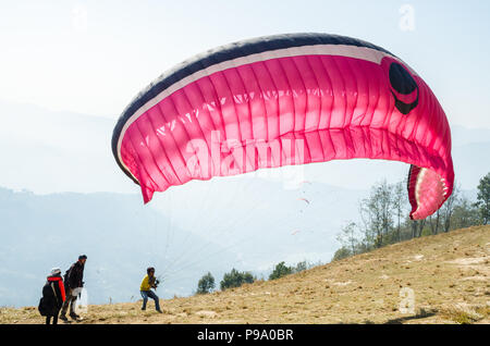 La préparation de parapente décollage de Sarangkot hill, Pokhara, Népal Banque D'Images