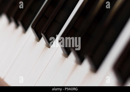 Les touches du clavier de piano en position d'inclinaison. Banque D'Images