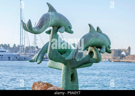 RHODES, GRÈCE - Août 26 : statue de dauphin à la plage de Kolona Harbour à l'extérieur de la vieille ville le 26 août 2017 dans la ville de Rhodes, Grèce Banque D'Images