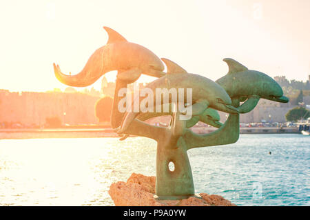 RHODES, GRÈCE - Août 26 : statue de dauphin à la plage de Kolona Harbour à l'extérieur de la vieille ville avec soleil brûlant, le 26 août 2017 dans la ville de Rhodes, Gree Banque D'Images