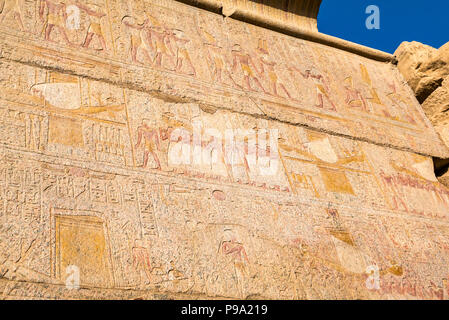 Les hiéroglyphes égyptiens peints colorés sur le mur, de la Cité parlementaire d'Amon Ra, Temple de Karnak. Louxor, Egypte, Afrique du Sud Banque D'Images