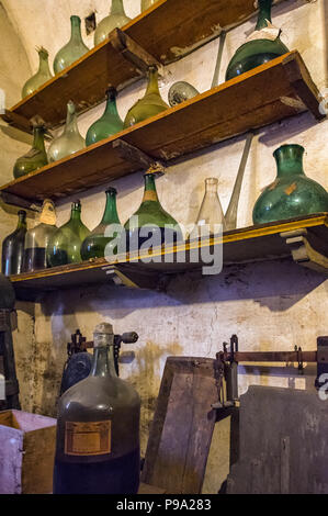 Étagère avec fioles dans un laboratoire de l'ancienne pharmacie apothicaire et 'Farmacia di S. Maria della Scala" sur la Piazza della Scala in Trastevere trimestre, Rome, Italie Banque D'Images