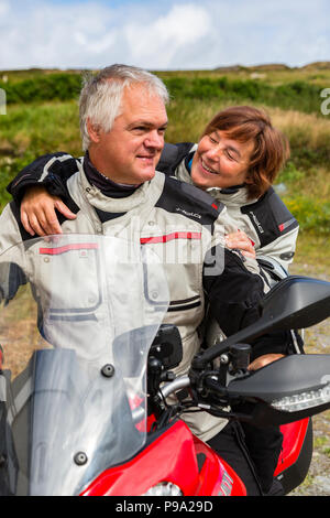 Vieux couple puissant d'équitation, moto ducati Multistrada 1200 Banque D'Images