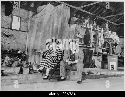 Pablo Picasso et d'Olga Khokhlova dans la peinture studio de Londres. Musée : collection privée. Banque D'Images