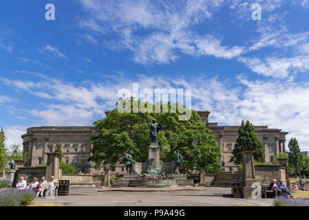 Le Saint John's gardens à Liverpool par St Georges Hall le monument commémore le service du roi dans le Régiment de la guerre d'Afrique du Sud. Banque D'Images