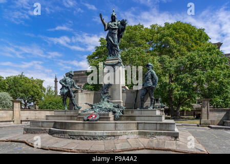 Le Saint John's gardens à Liverpool par St Georges Hall le monument commémore le service du roi dans le Régiment de la guerre d'Afrique du Sud. Banque D'Images