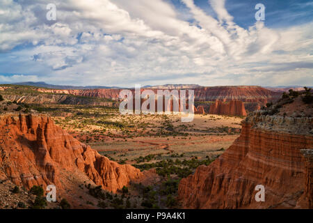 La lumière du matin sur le géant lointain comme les cathédrales monolithes savoir en Utah's Cathedral Valley supérieure à distance et Capitol Reef National Park. Banque D'Images