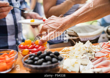 Fête de famille ou une garden-party à l'extérieur dans la cour. Close up. Banque D'Images