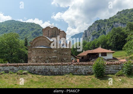 La vue étonnante de la ville médiévale de Poganovo Monastère de Saint Jean le Théologien, Serbie Banque D'Images