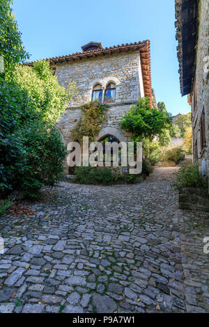 La France, Tarn et Garonne, Quercy, Bruniquel, étiqueté Les Plus Beaux Villages de France (Les Plus Beaux Villages de France), petite rue pavée dans Banque D'Images