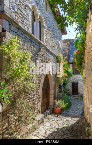 La France, Tarn et Garonne, Quercy, Bruniquel, étiqueté Les Plus Beaux Villages de France (Les Plus Beaux Villages de France), petite rue pavée dans Banque D'Images