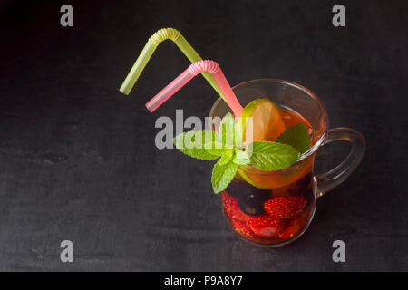 Cocktail avec de cassis, fraise, menthe et citron vert. Boisson d'été de refroidissement Banque D'Images