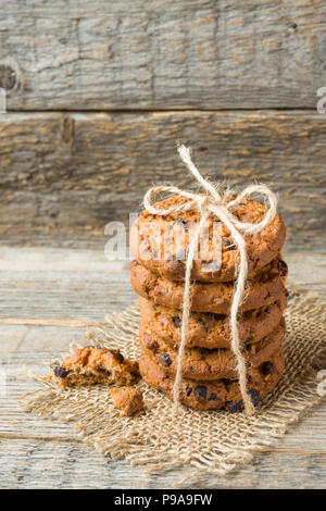 Des biscuits avec du chocolat thread lié sur une table en bois. Banque D'Images