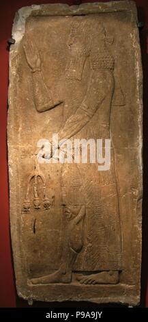 Prêtre avec une branche d'arbre pomergranate. Détail d'un relief du palais de roi assyrien Sargon II. Musée : Etat de l'Ermitage, Saint-Pétersbourg. Banque D'Images