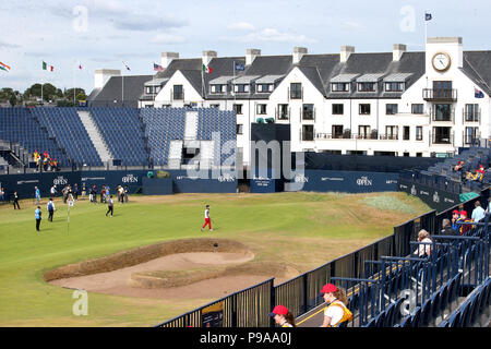 Une vue générale à travers le 18e vers le club house sur l'aperçu de la deuxième journée de l'Open Championship 2018 à Carnoustie Golf Links, Angus. Banque D'Images