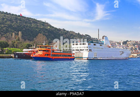 Ferry Boat et bateaux de plaisance dans l'affaire Bosphorus, Istanbul, Turquie Banque D'Images
