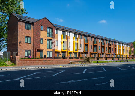 Maisons de ville moderne avec terrasse, Brunswick Estate, Upper Brook Street, Manchester, Angleterre, RU Banque D'Images