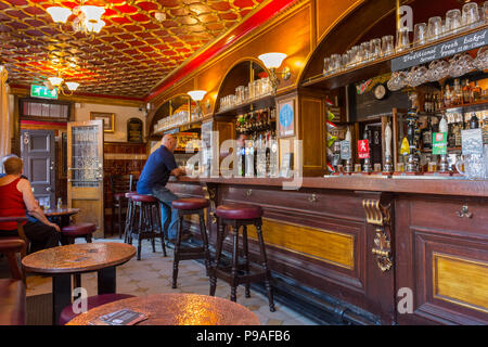 L'intérieur de la 'historique' de la protection britannique public house, Manchester, Angleterre, Royaume-Uni. Classé (Grade II). Banque D'Images