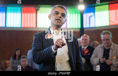 La réforme de l'Église, Rookstone Tooting Road, Londres, Royaume-Uni. 28 mai 2016. Le maire de Londres Sadiq Khan des campagnes pour le compte de la population candidate à Tooti Banque D'Images