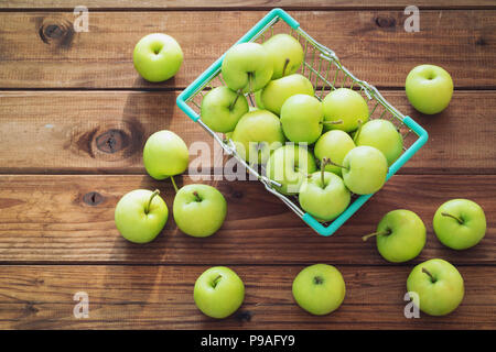 Pommes dans un panier sur une table en bois Banque D'Images